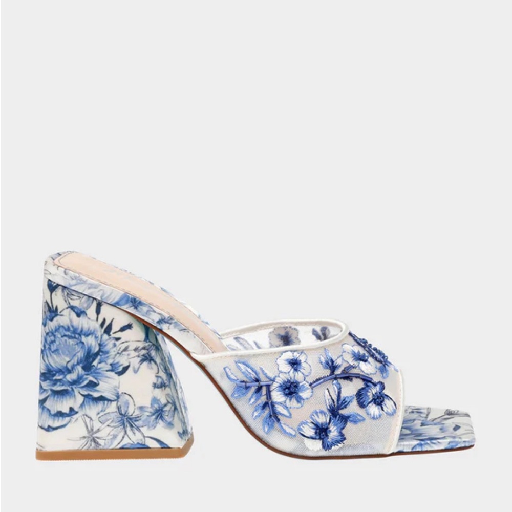 Betsy Johnson ROO BLUE FLORAL size 9.5